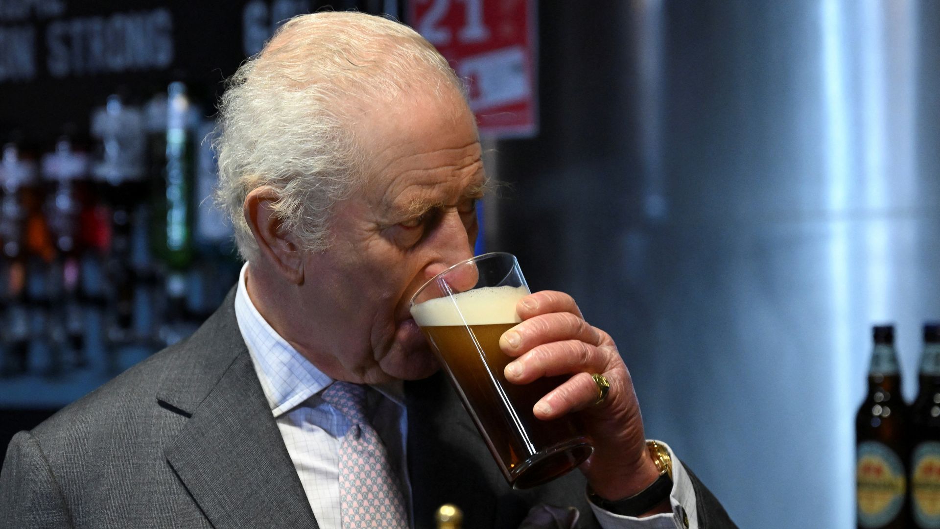 King enjoys ‘a slurp’ of beer in brewery tasting session