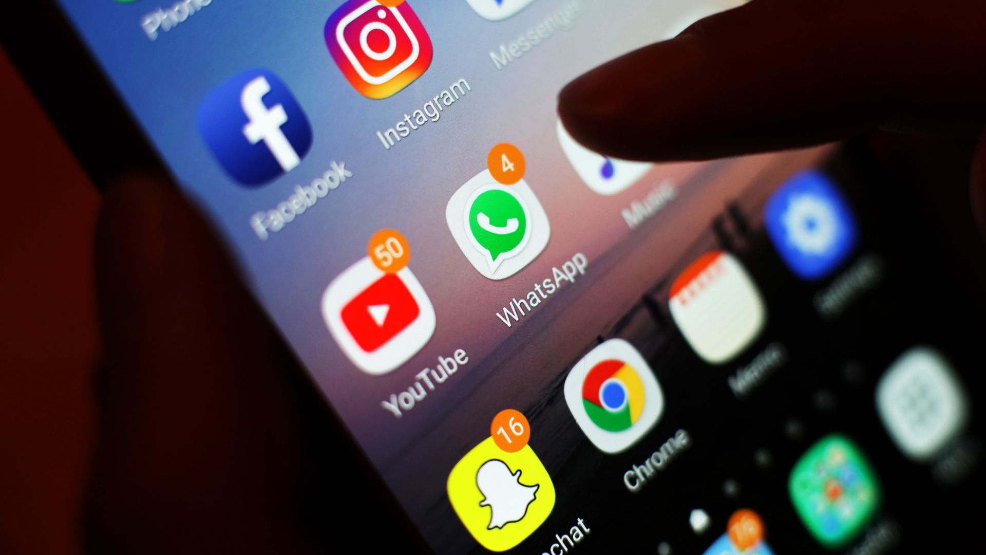 Bill preventing children from ‘doom scrolling’ to get govt backing – but plan watered down