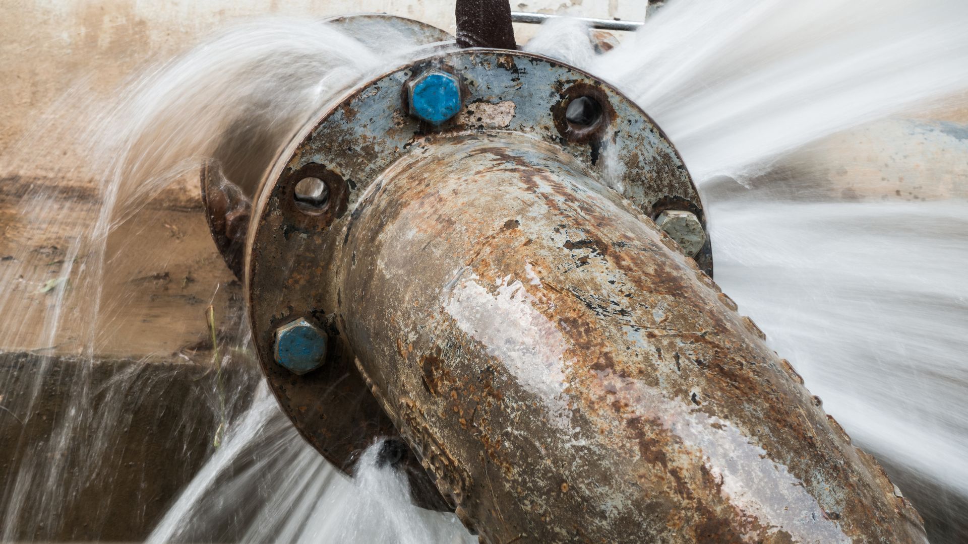 Almost 10,000 properties without proper water supplies because of burst pipe