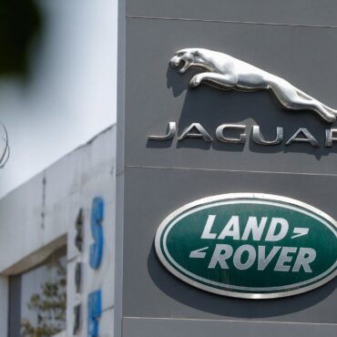 Major UK carmaker to ‘pause’ US shipments over Trump tariffs