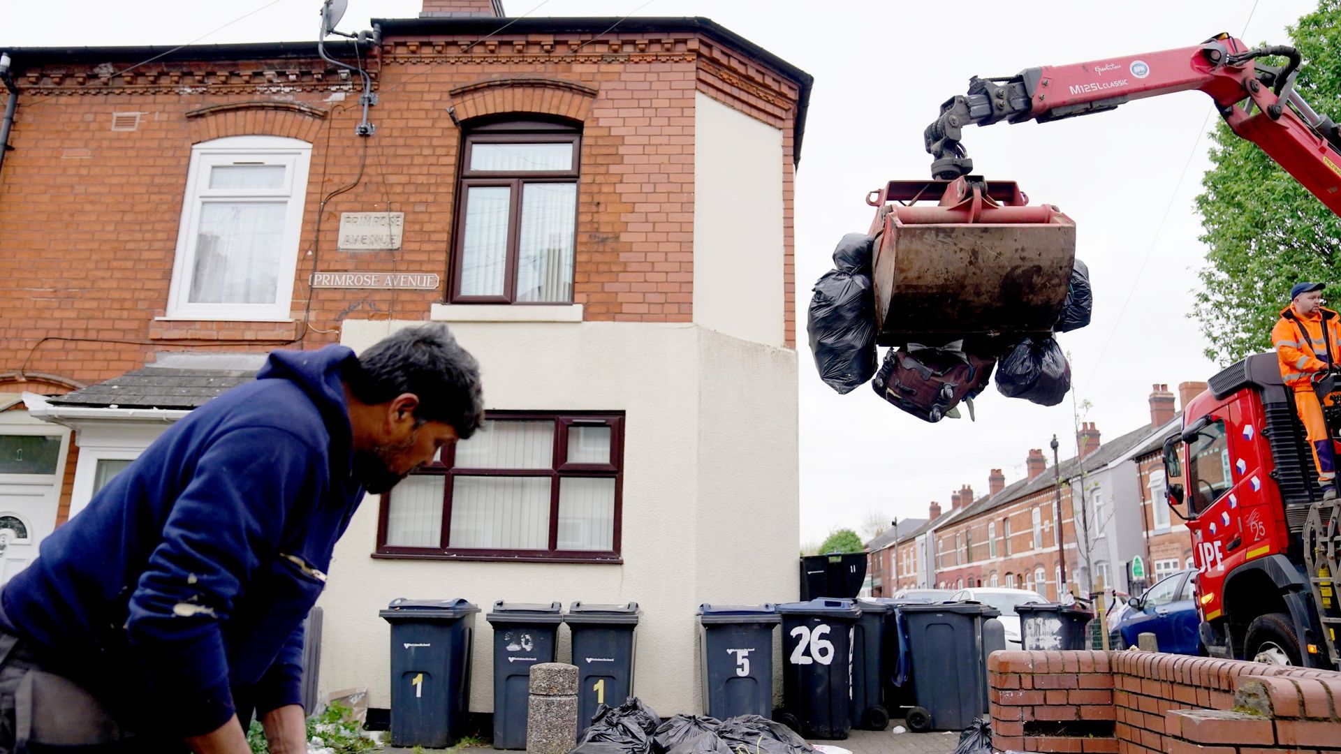 Birmingham bin workers urged to accept ‘fair’ offer – but council ‘refusing to put public claims in writing’