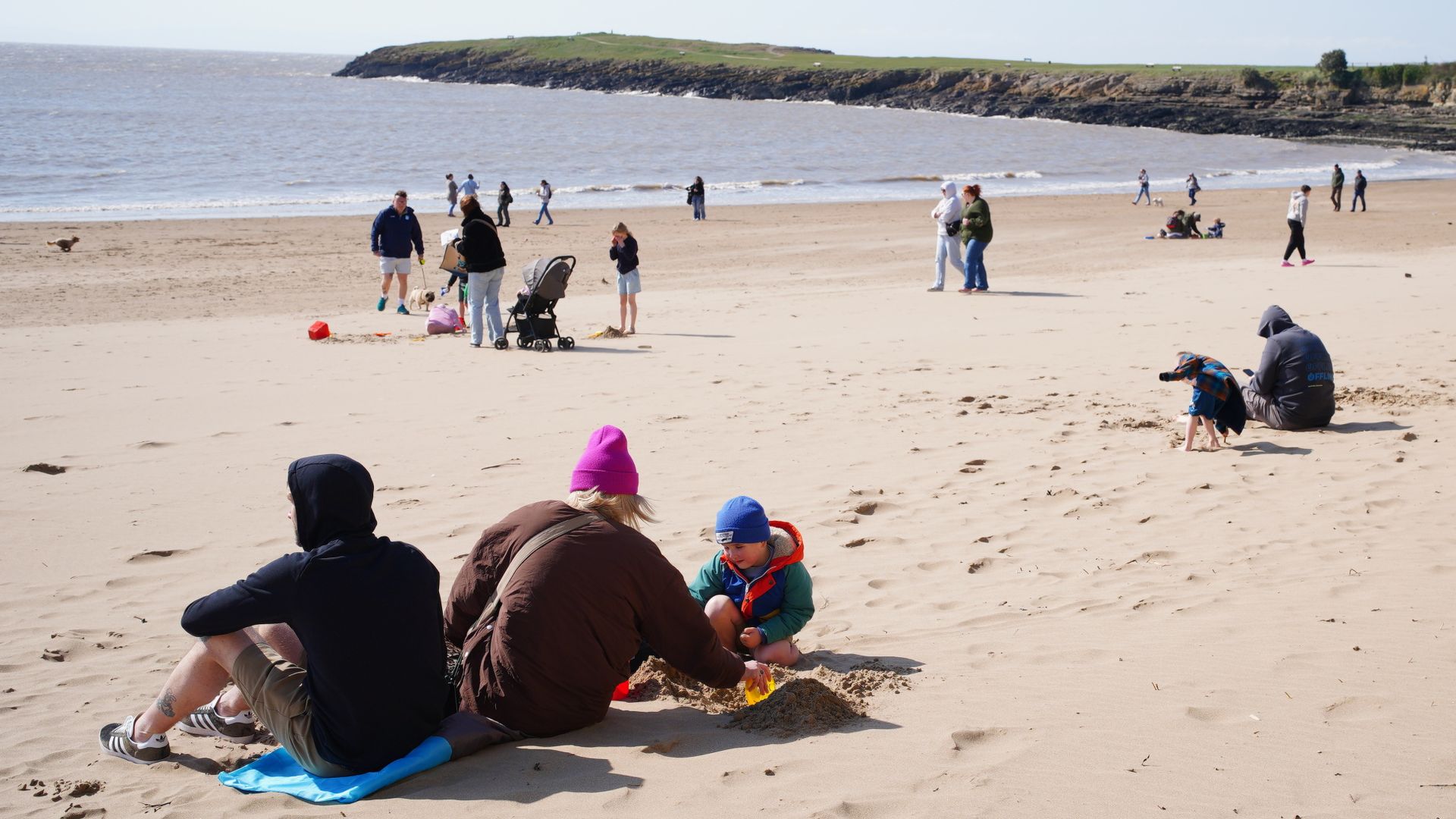 UK temperatures to soar above 20C in some areas, forecasts say