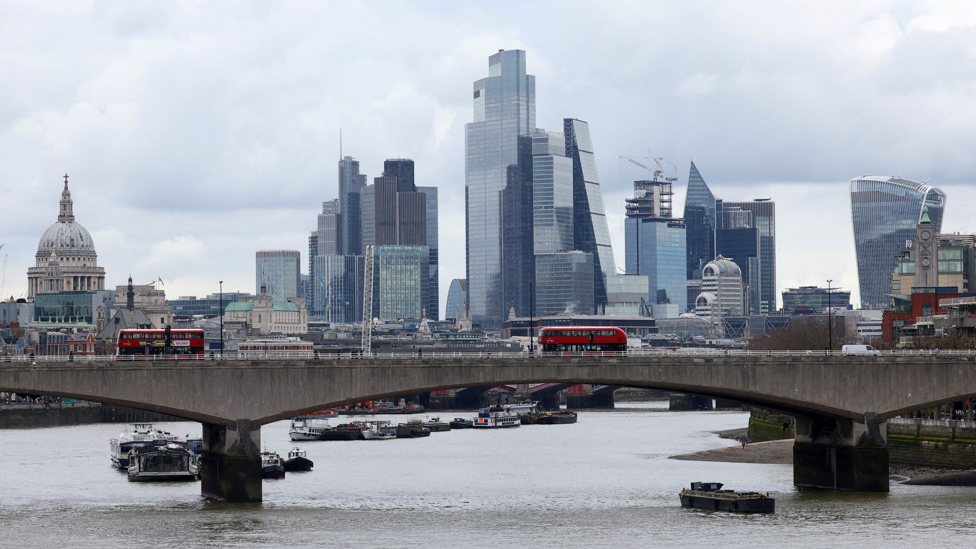Government hails new agreement with pension providers to boost investment in UK firms