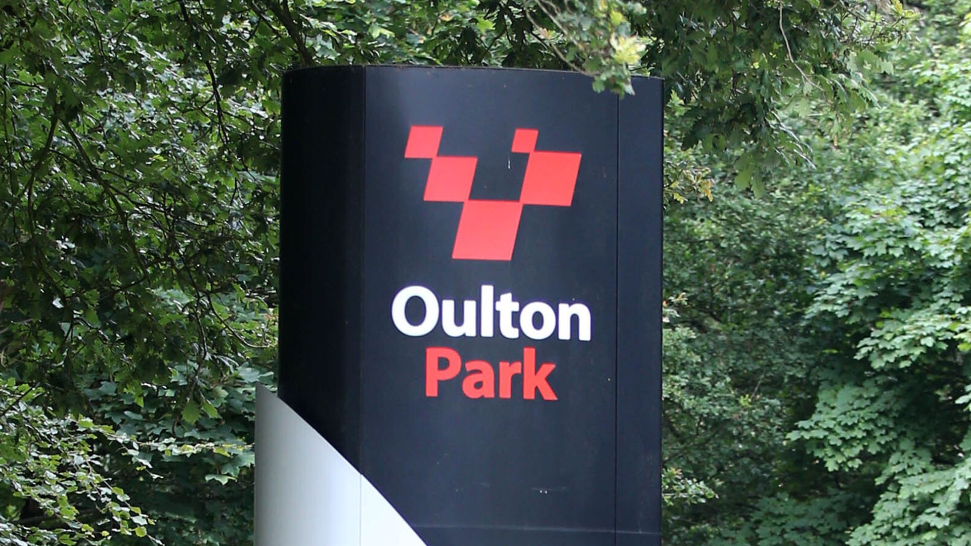 Two motorbike racers killed in 11 bike crash during British Supersport race