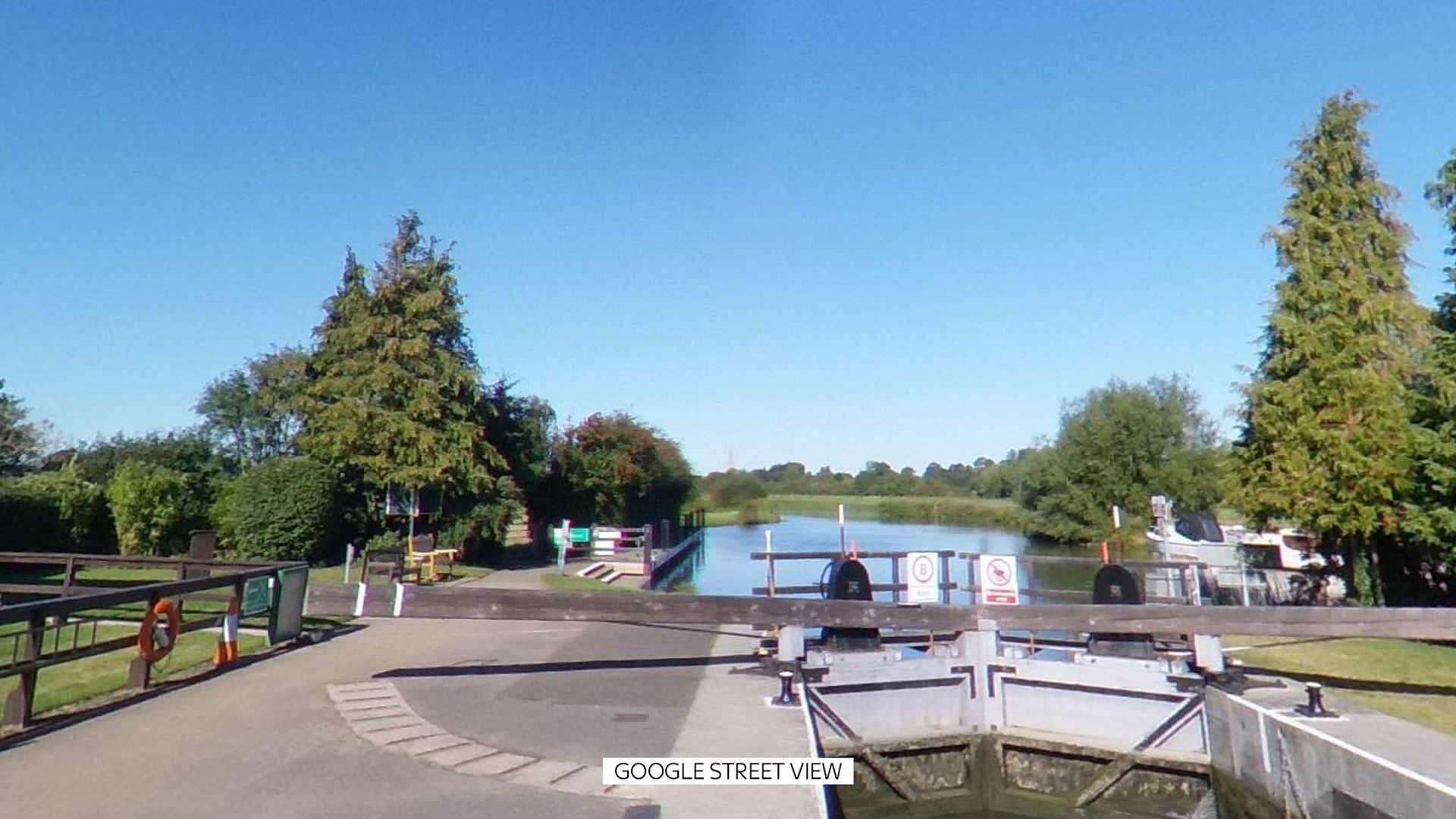 Nine injured after boat fire on River Thames