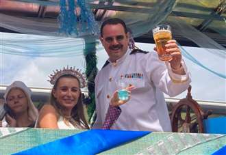 Dyers delight fans at seaside carnival