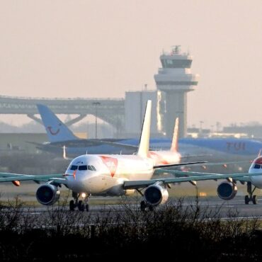 Flights resume after air traffic control glitch causes disruption