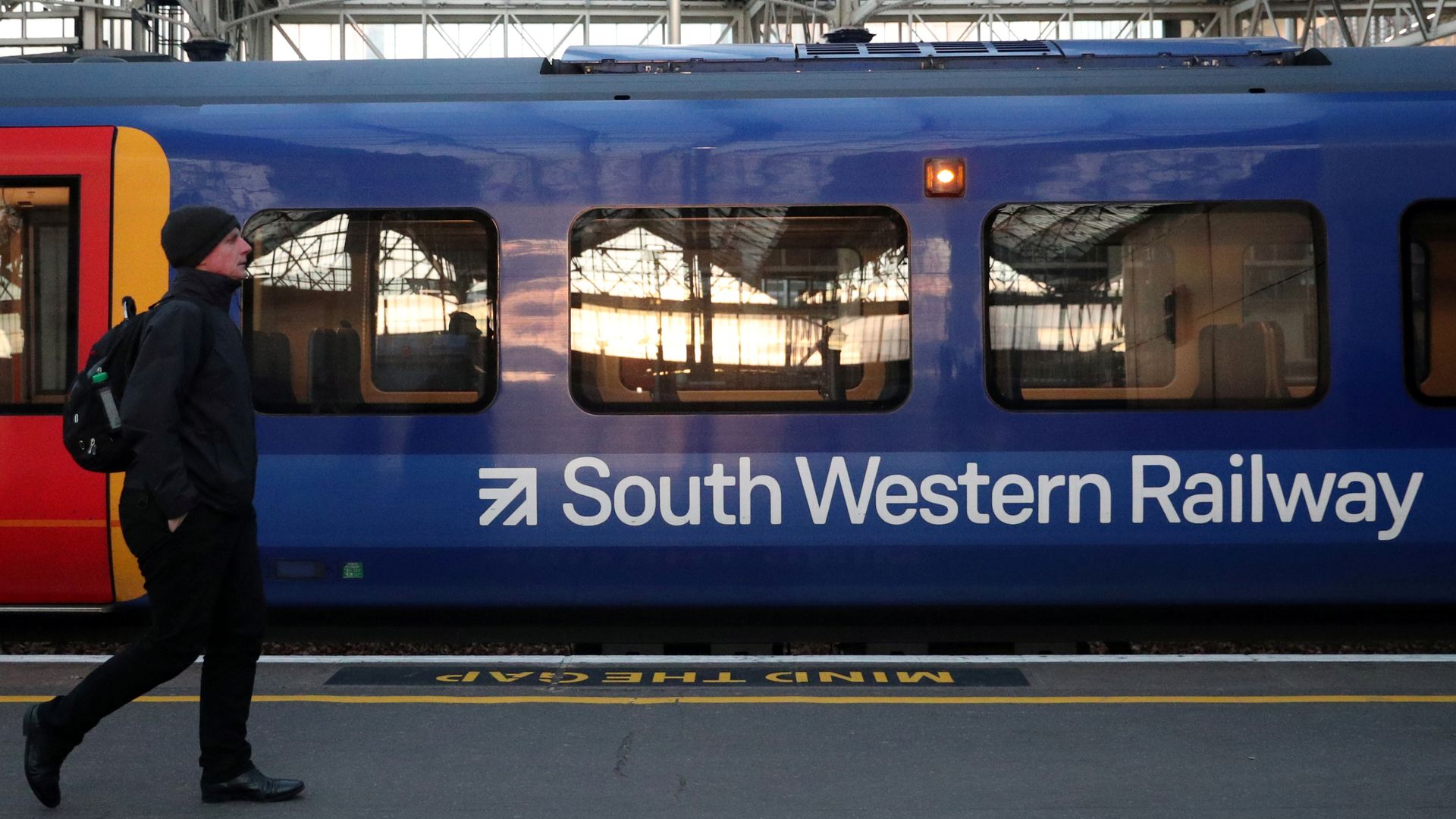 ‘Do not travel warning’ as one of UK’s biggest stations hit by ‘major signalling failure’