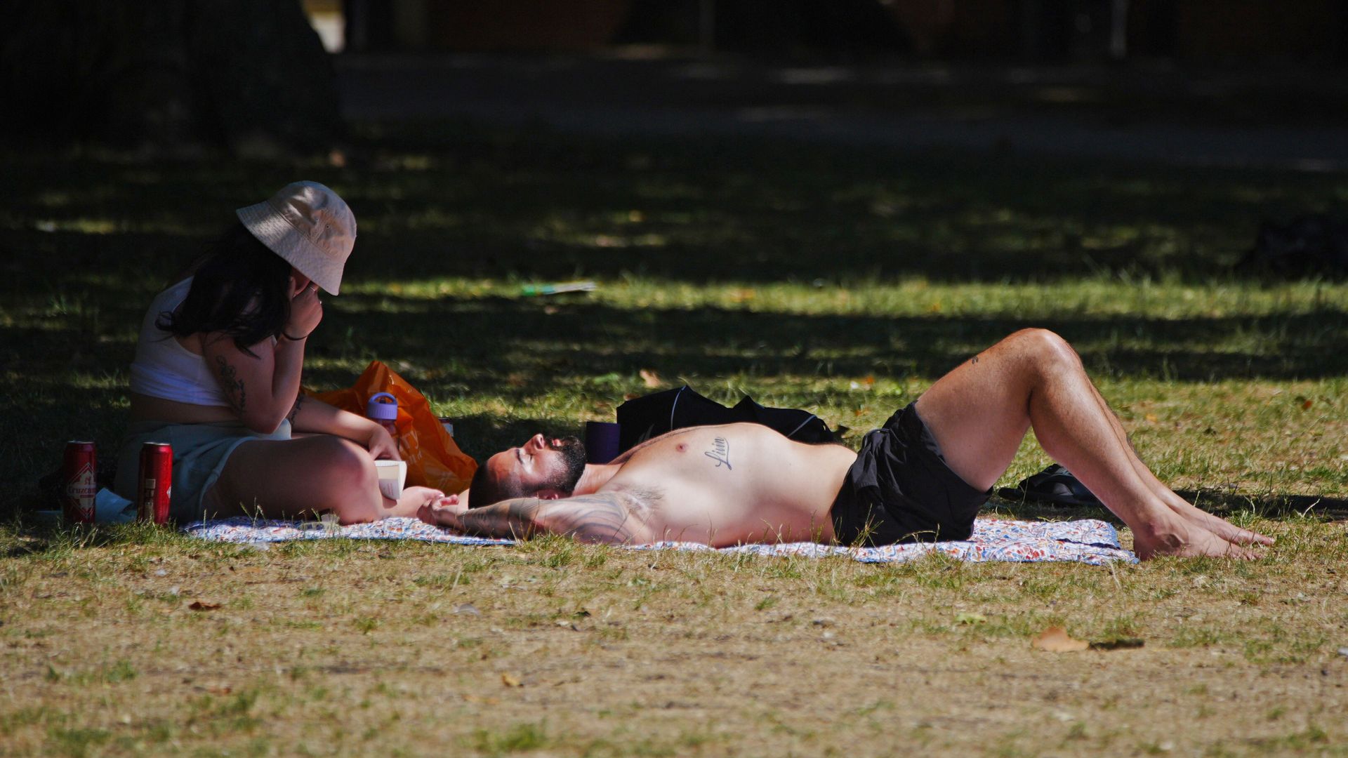 Temperatures forecast to dip after UK-wide heatwave peaks