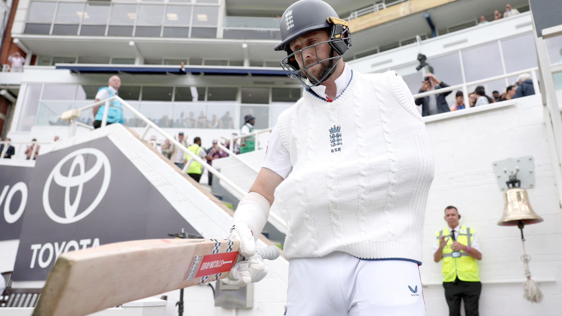 England lose nail-biting final Test to India – after injured Woakes takes to crease with arm in a sling