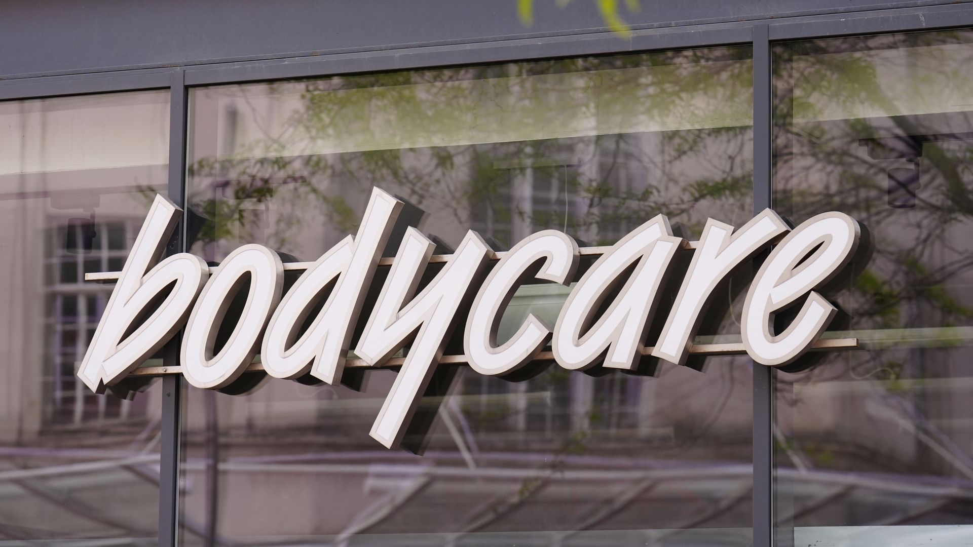 High street chain to close all its stores – with hundreds of redundancies