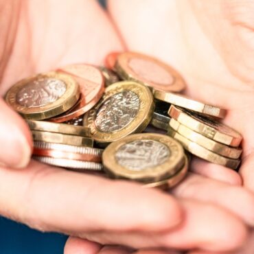 Pound drops as long term government borrowing cost at highest level this century