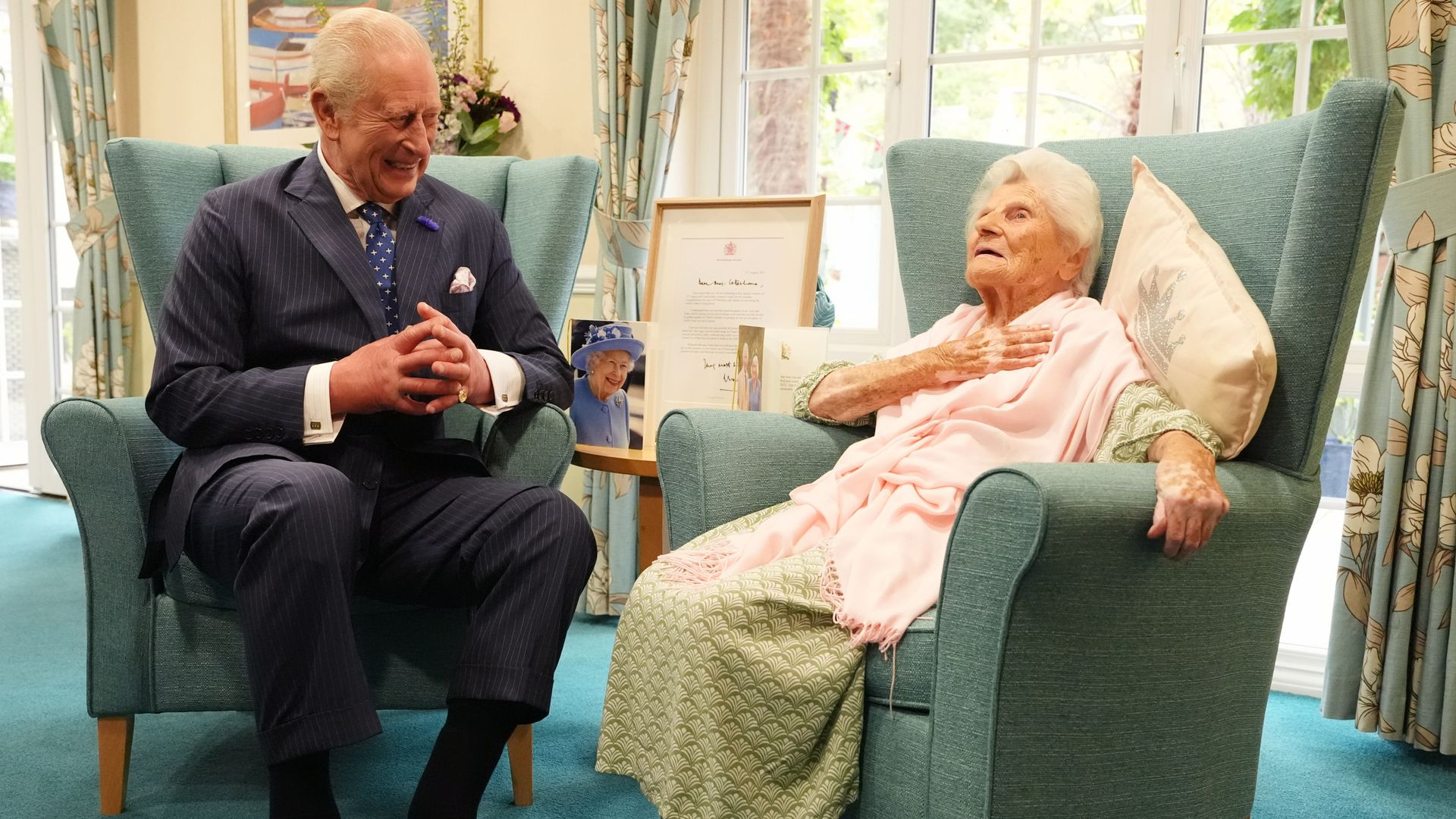 King meets the world’s oldest person – who remembers when ‘all the girls were in love with him’ 50 years ago