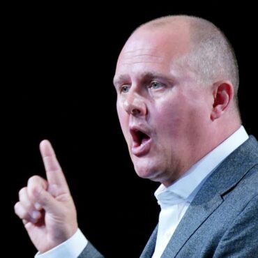 Labour ‘failing to deliver change that people voted for’ – TUC chief