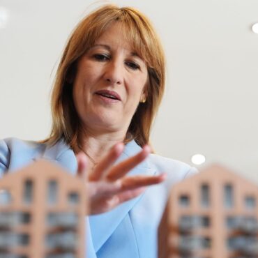 Starmer tells Reeves she faces no further action over ‘inadvertent failure’ to get rental licence