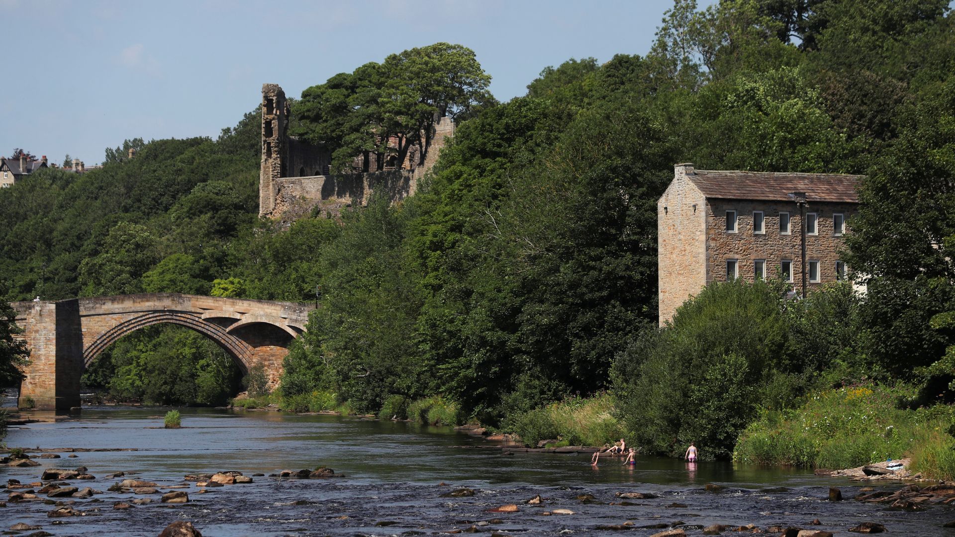 Woman, 20, dies while kayaking in River Tees