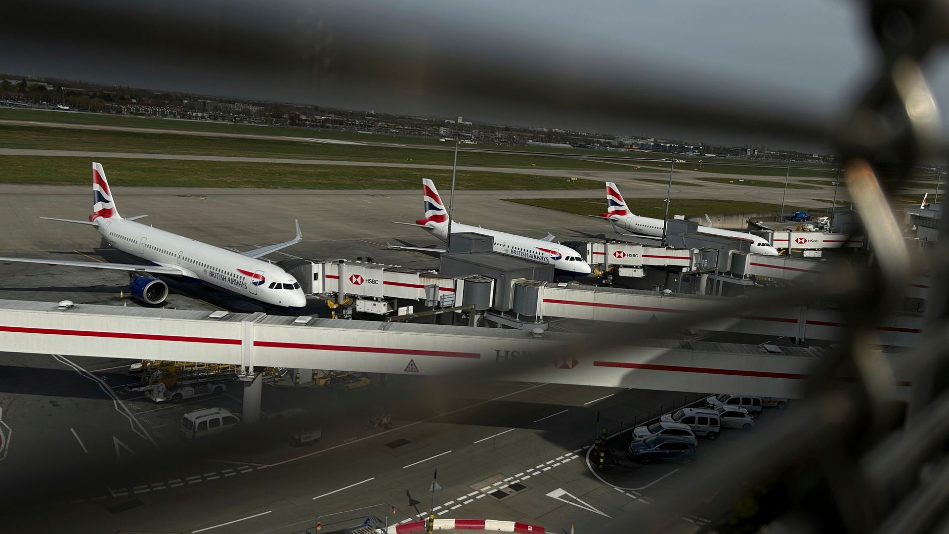 Heathrow’s £33bn third runway plan chosen by government