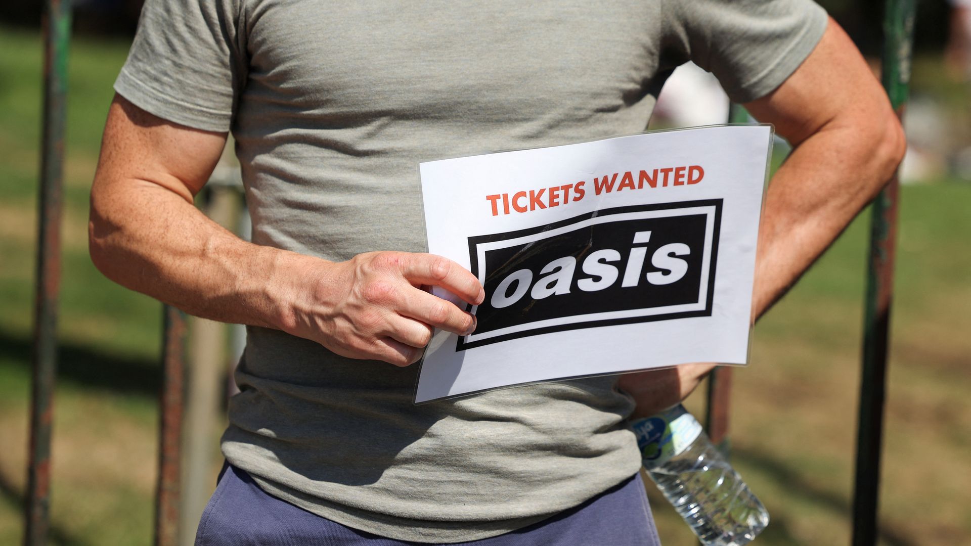 Woman charged with fraud over ‘sale of Oasis tickets’