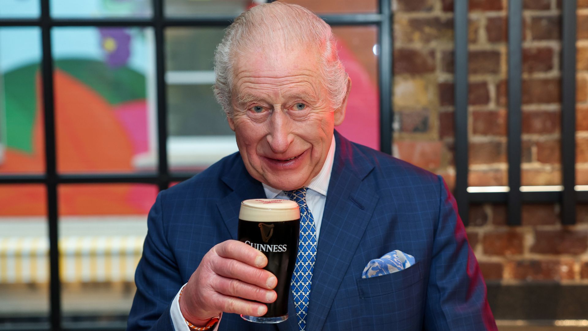 King pours ‘perfect’ pint of Guinness