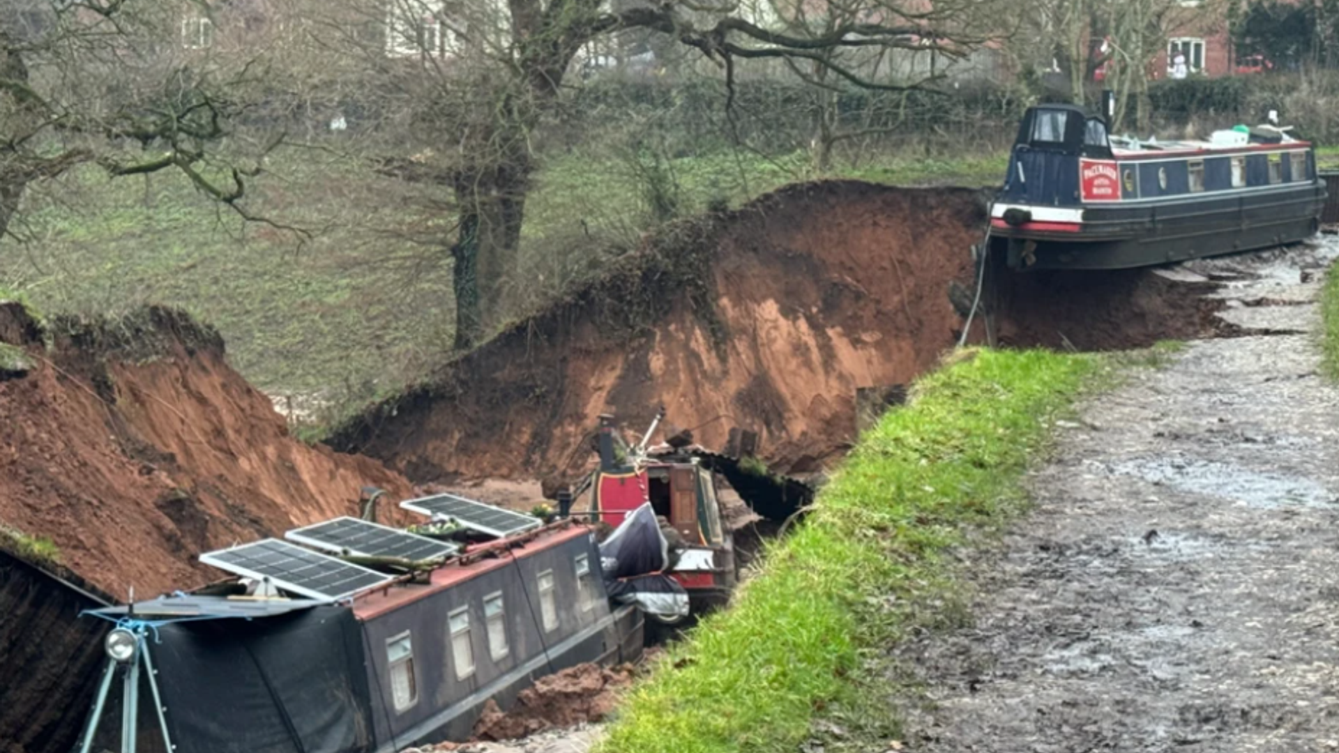 Major incident declared as sinkhole drains canal and swallows narrowboats