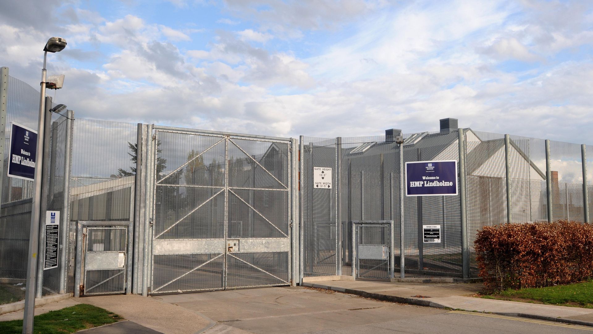 Prison officer told inmate ‘I’m literally praying to have your babies’, court hears