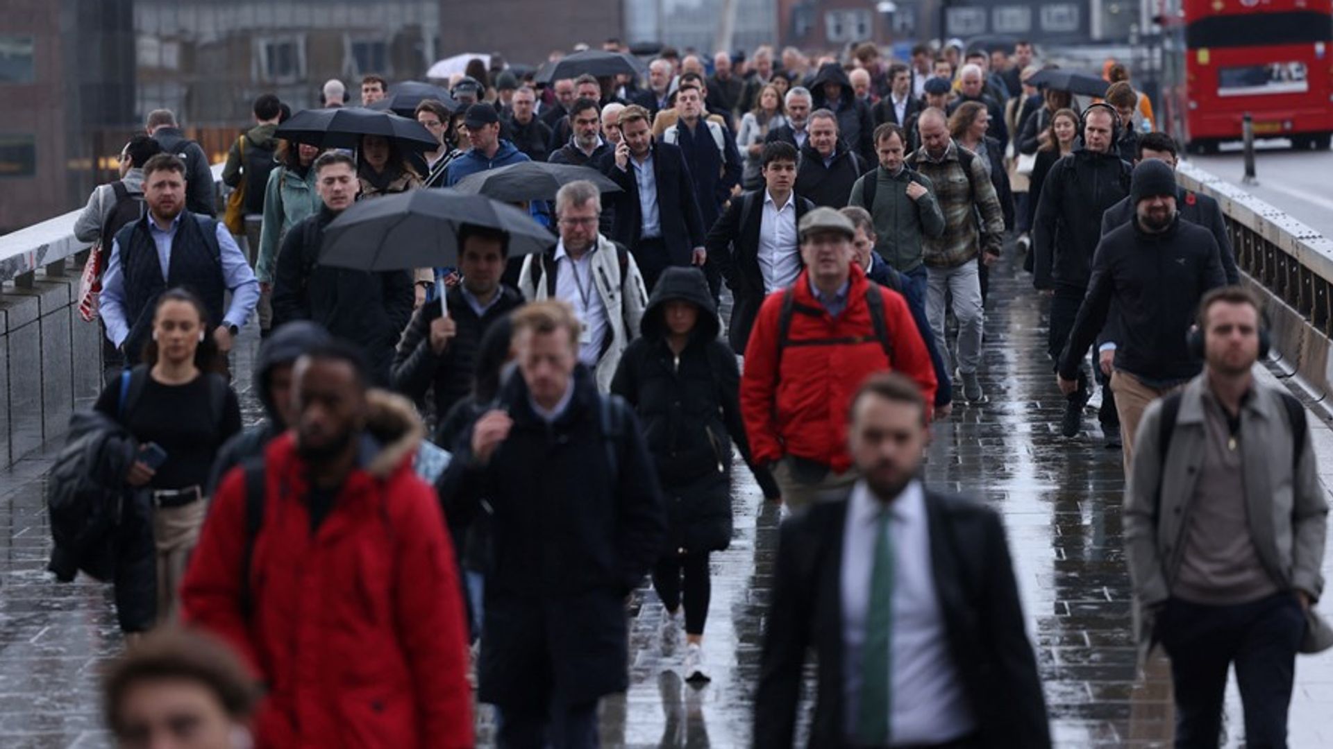 Private sector wage rises drop to a five year low