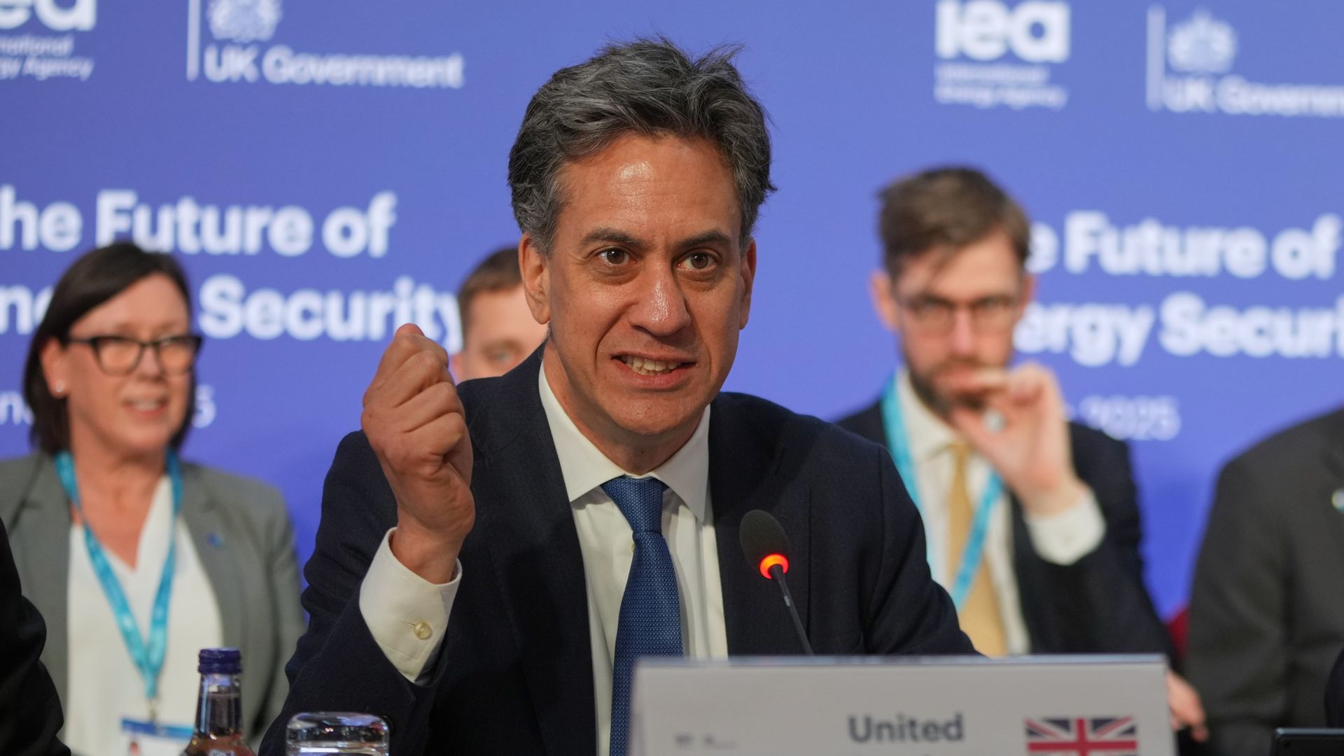 Greens pile pressure on Miliband over decoupling electricity and gas prices