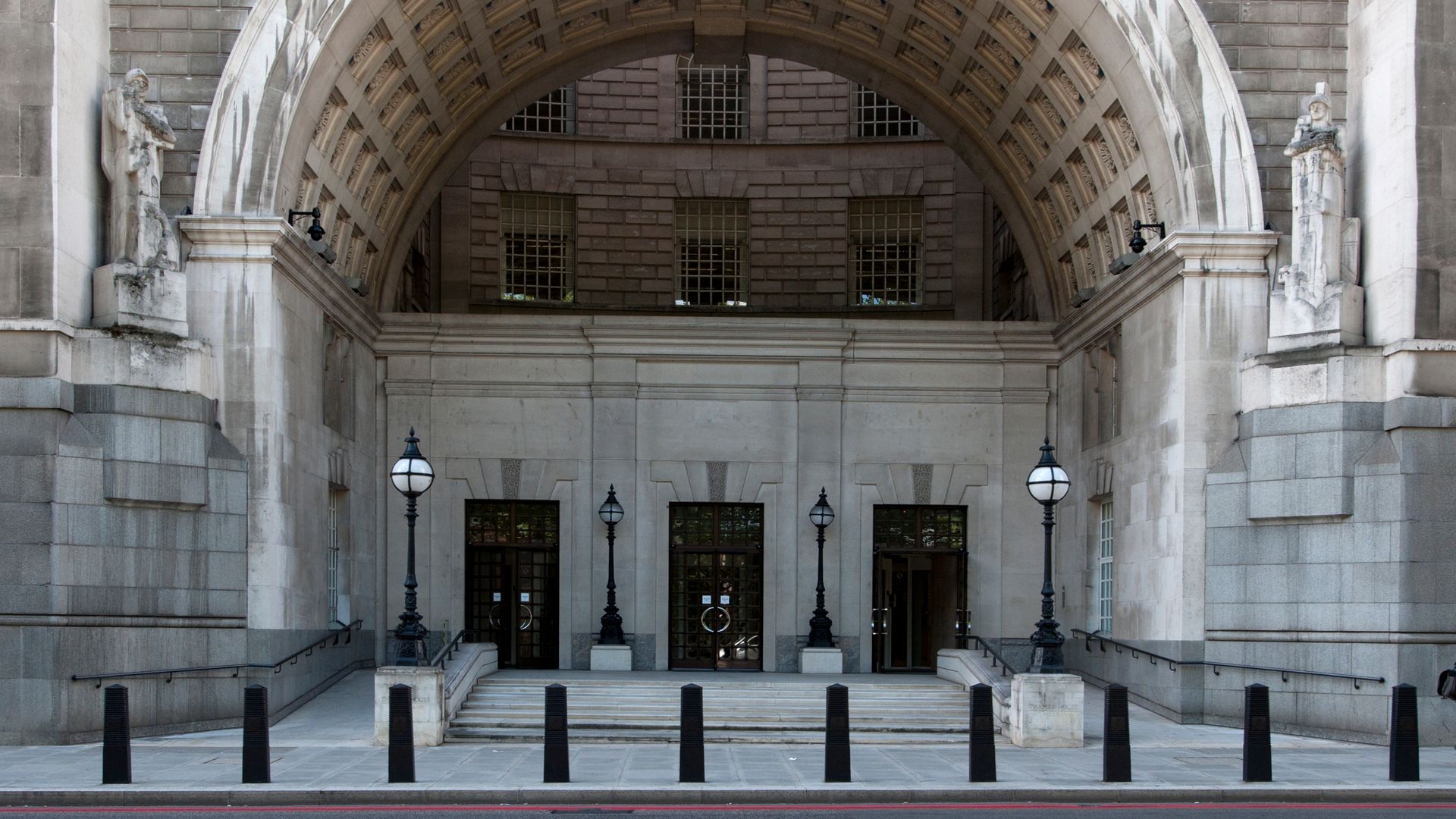 Ex-MI5 contractor had ninja-style training in swords and knives, court told