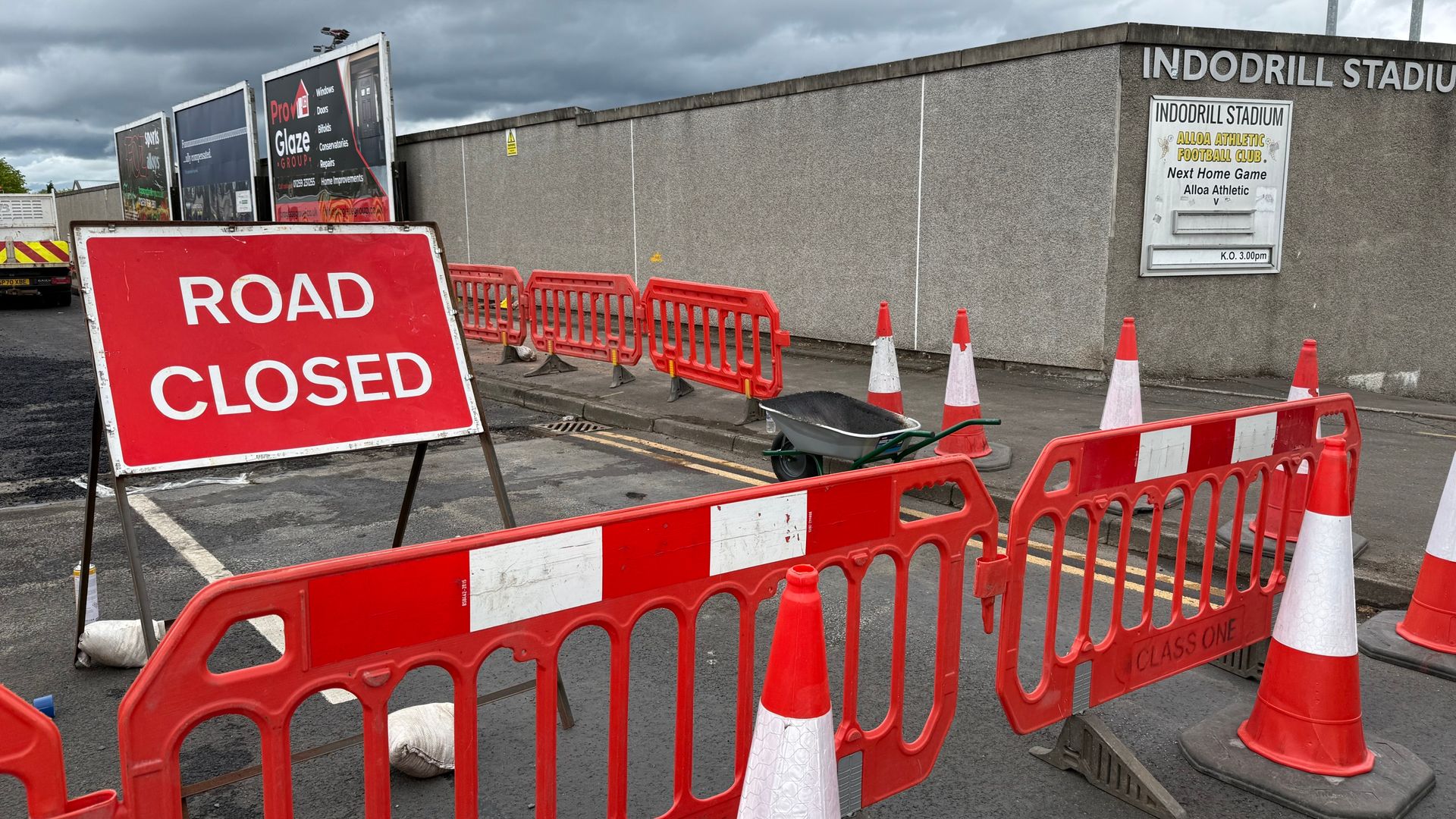 Car crashes into pedestrians – children taken to hospital