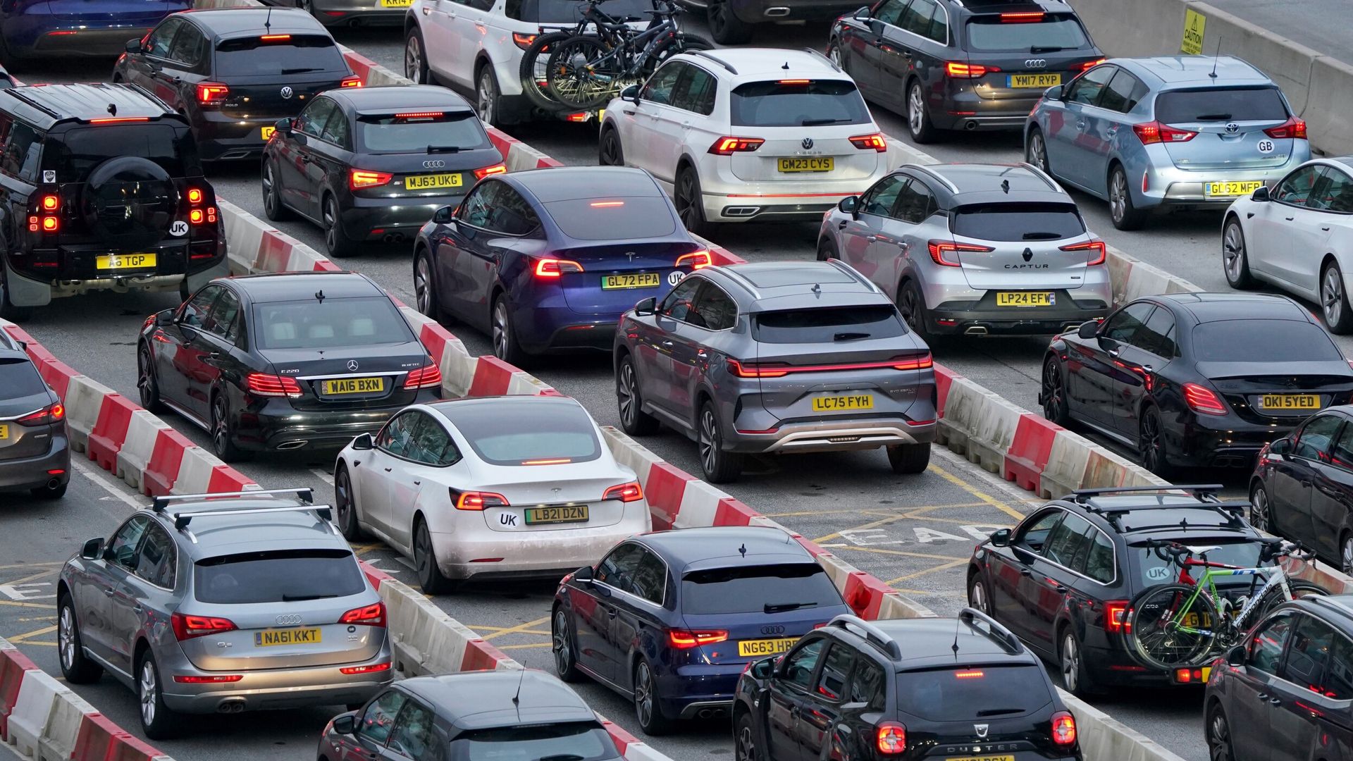 Traffic jams, rail disruption and busy ports expected – as bank holiday getaway begins