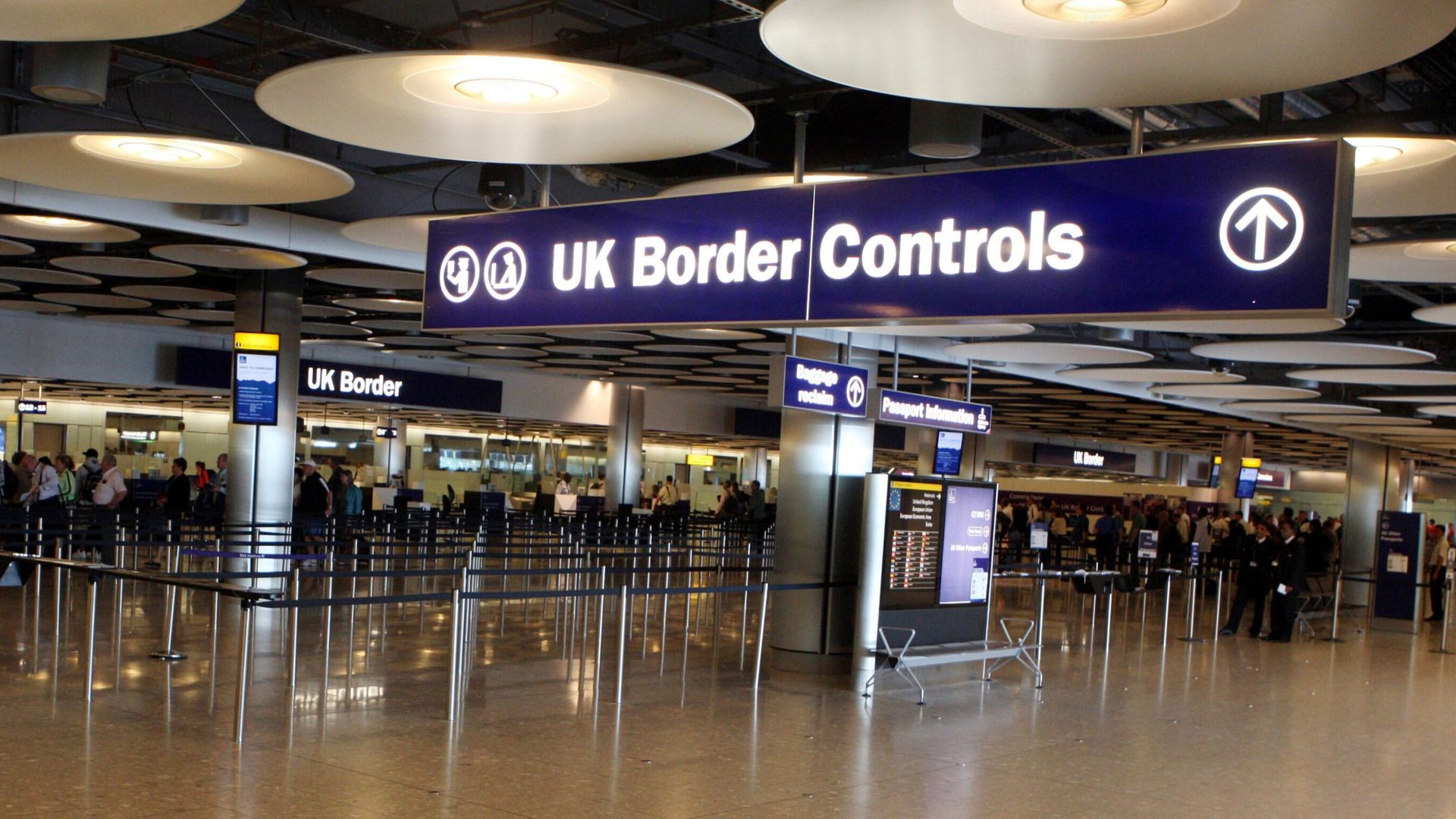 Younger children now able to use passport e-gates