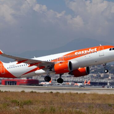 Mass mid-air brawl forces easyJet plane to return to Tenerife
