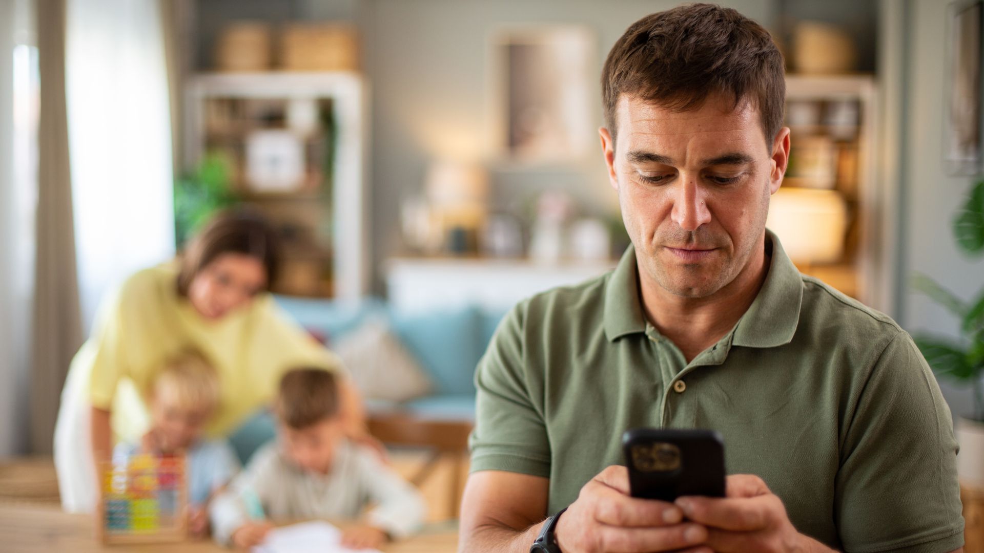 Parents ‘missing important family time’ due to aimless phone use