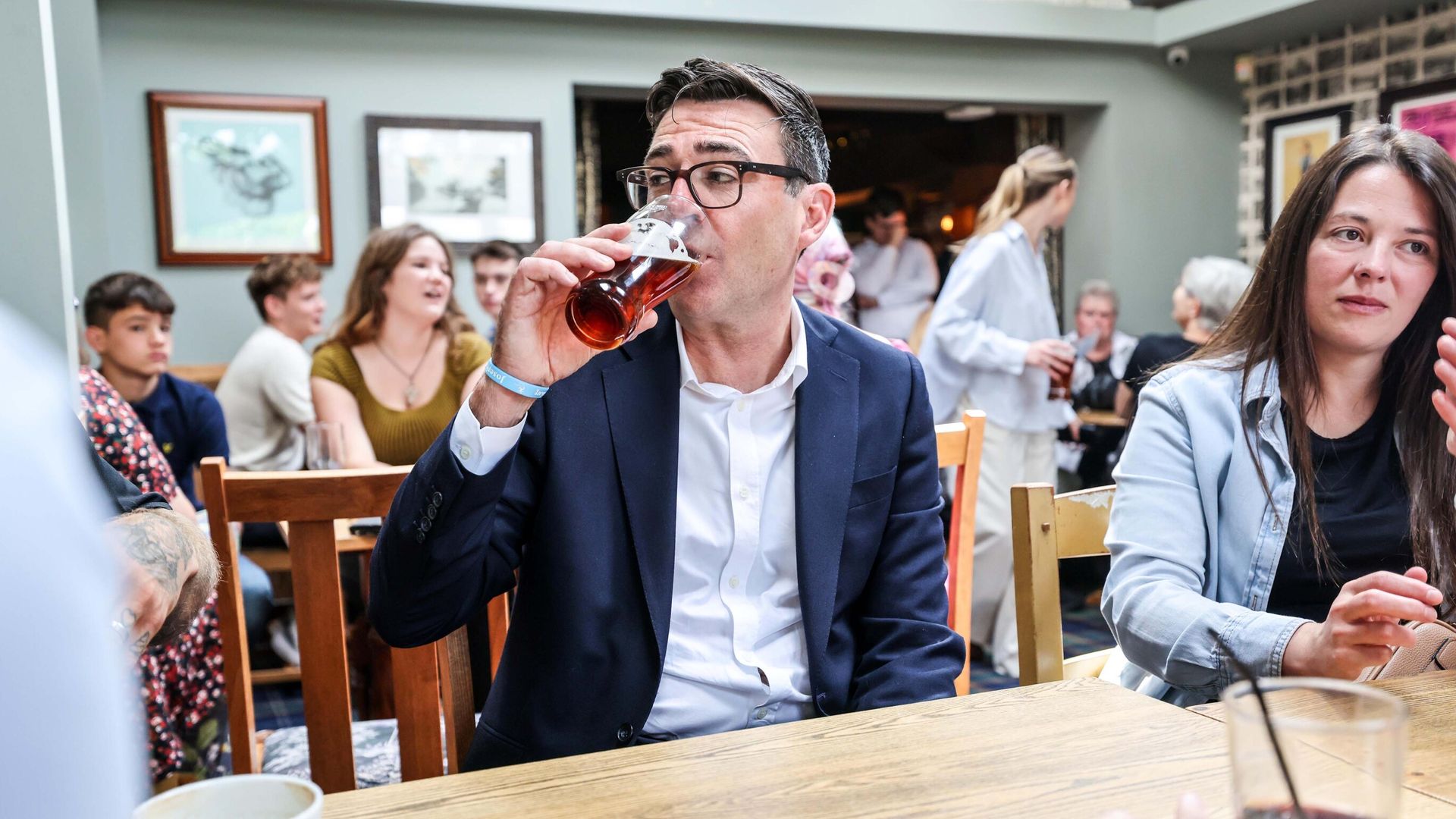 ‘It is British life’: No 10 enters ‘vertical drinking’ row