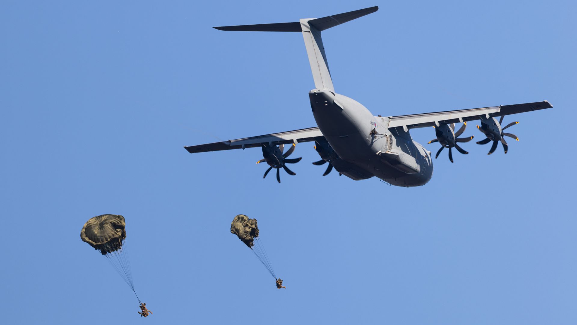 British and French paratroopers take part in major wargame in Germany 
